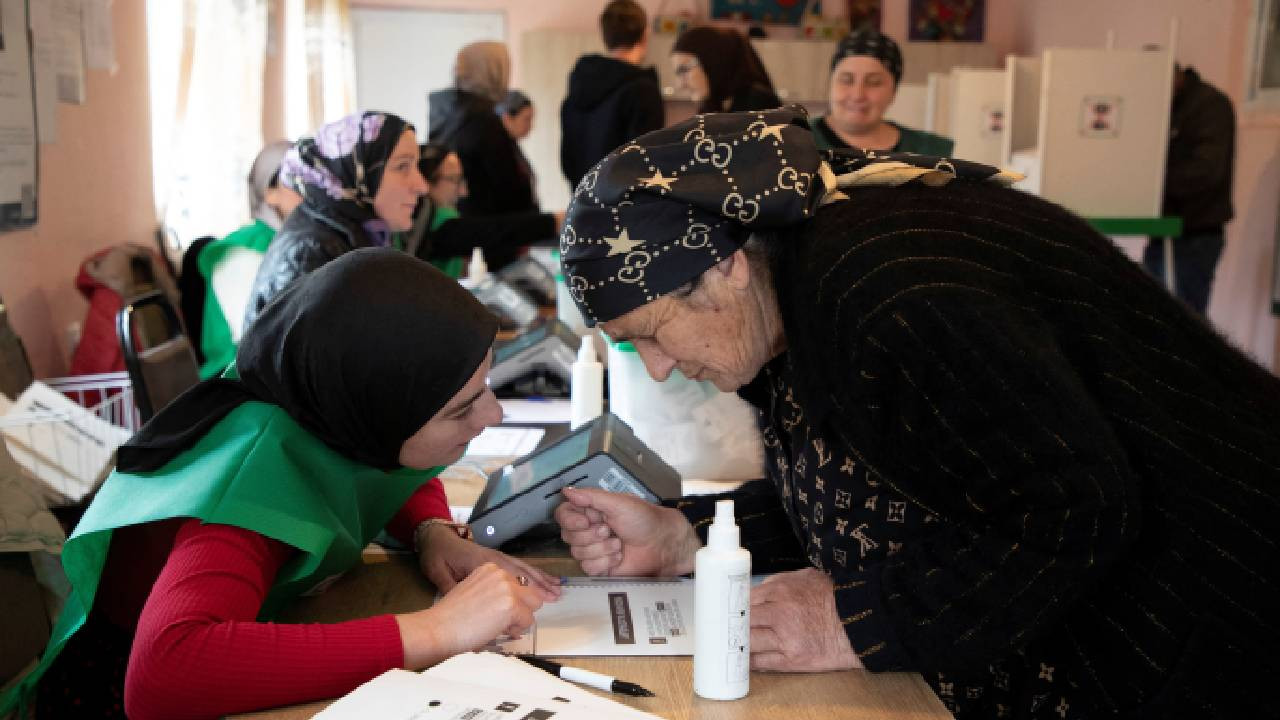 Gürcistan seçiminde birbirini seçim merkezlerine saldırıp oylara müdahaleyle suçlayan iktidar da muhalefet de zafer ilan etti