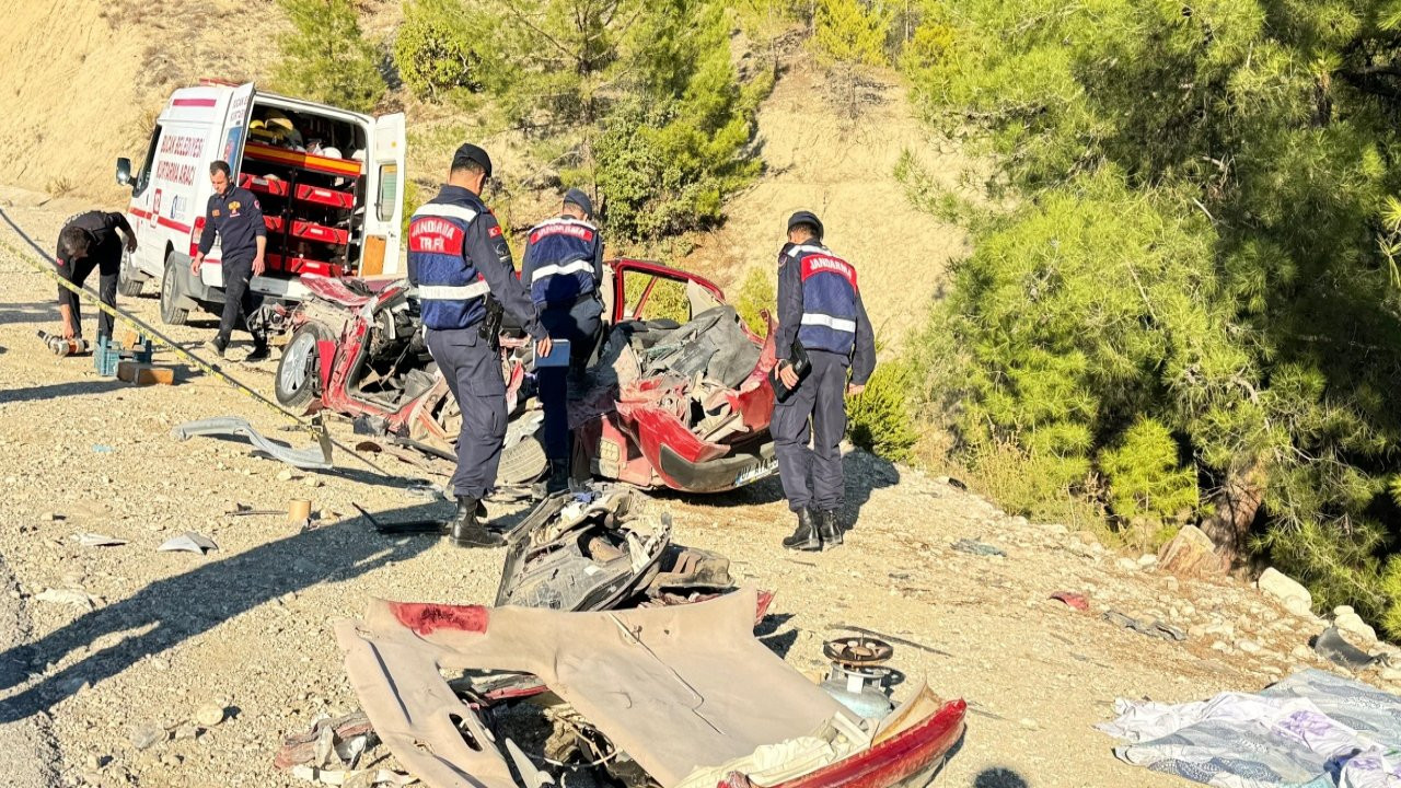 Burdur'da çimento tankeri, üç otomobille çarpıştı: Üç ölü, beş yaralı