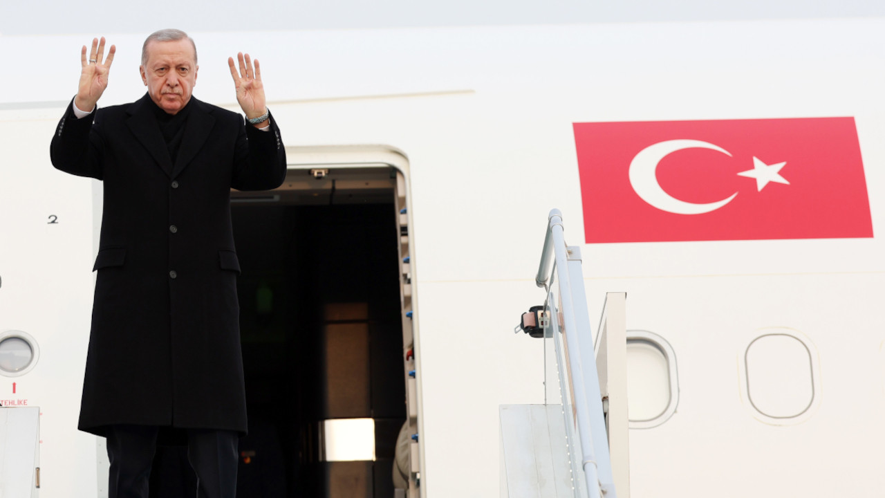 Erdoğan'dan Suudi Arabistan uçağına binerken Rabia işareti