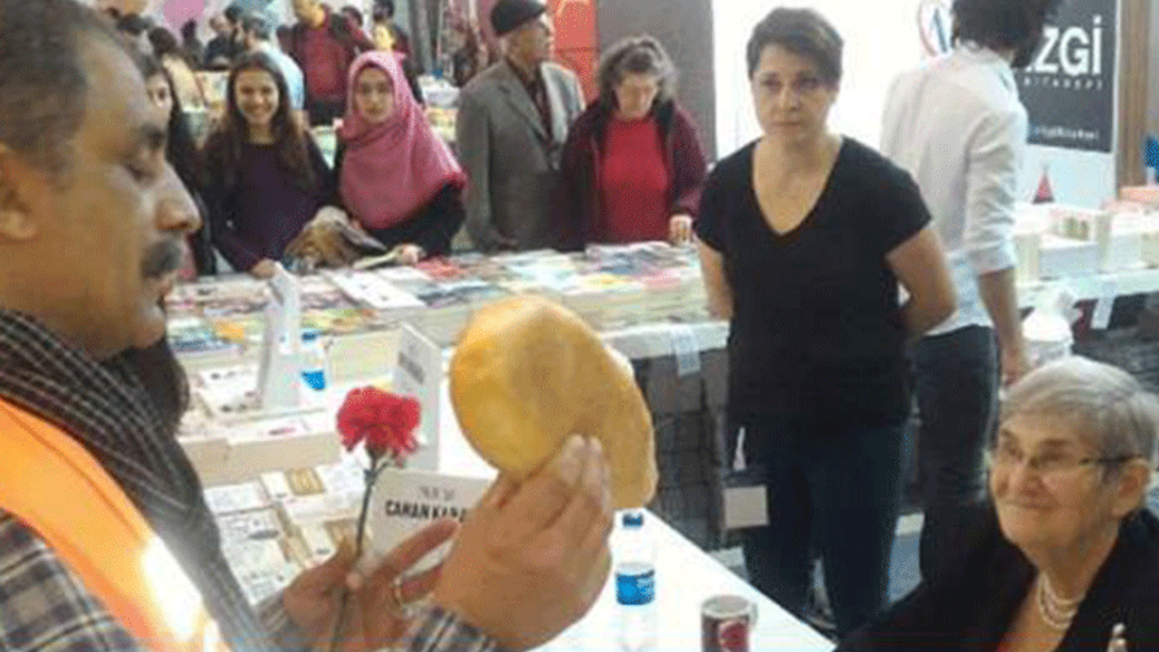 Taşeron işçiler Canan Karatay'a ekmek verdi