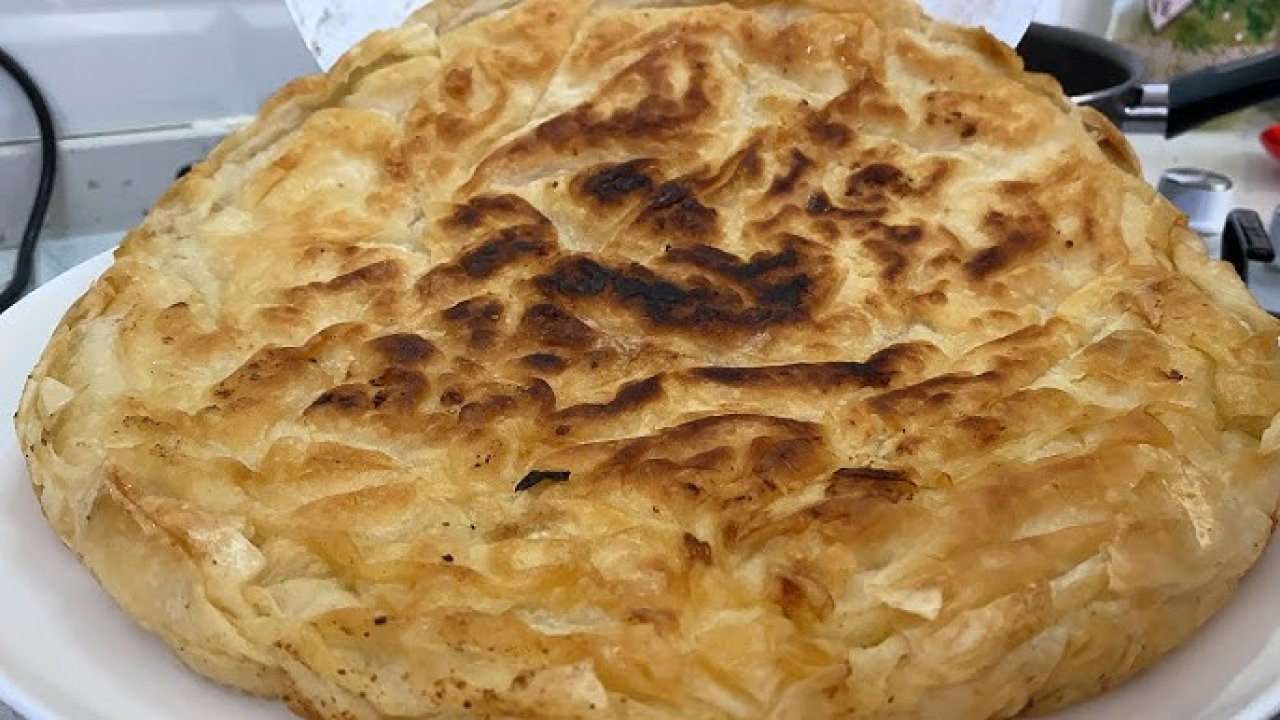 10 dakikada hazırlanan en lezzetli börek: Dışı çıtır çıtır oluyor