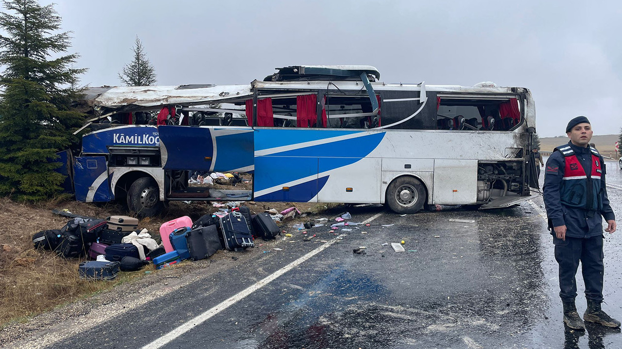 Eskişehir'de yolcu otobüsü devrildi: Bir ölü, 30 yaralı