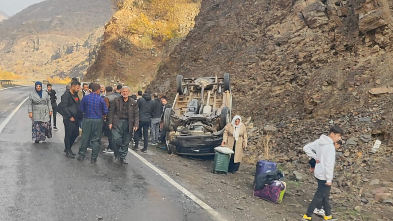 Hakkari'de minibüs takla attı, dört kişi yaralandı