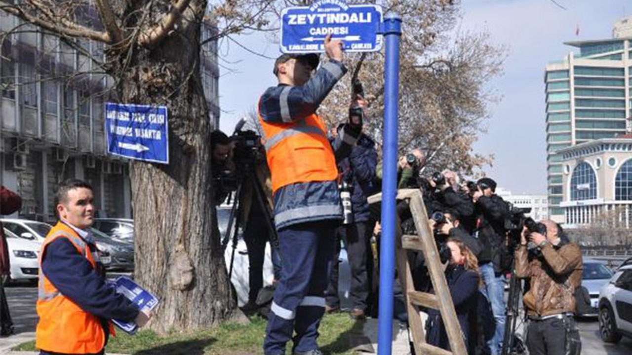 ABD Büyükelçiliği önündeki caddeye 'Zeytindalı' tabelası asıldı