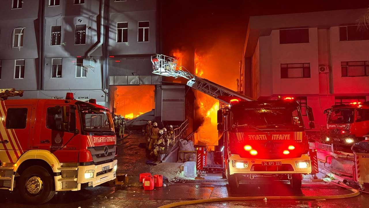 Beylikdüzü'nde fabrika yangını: Patlamalar yaşanıyor