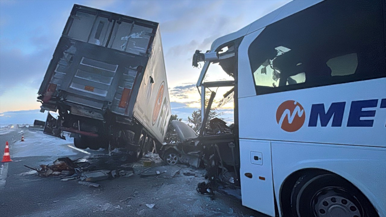 Afyon'da yolcu otobüsü, çekici ve otomobille çarpıştı: 30 yaralı