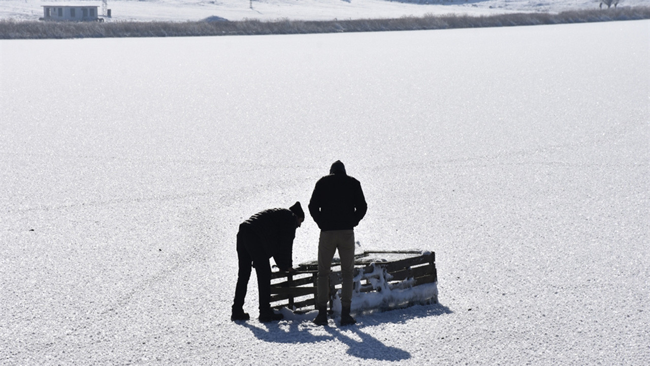 Buz tutan göllerde 'Eskimo' usulü balık avı