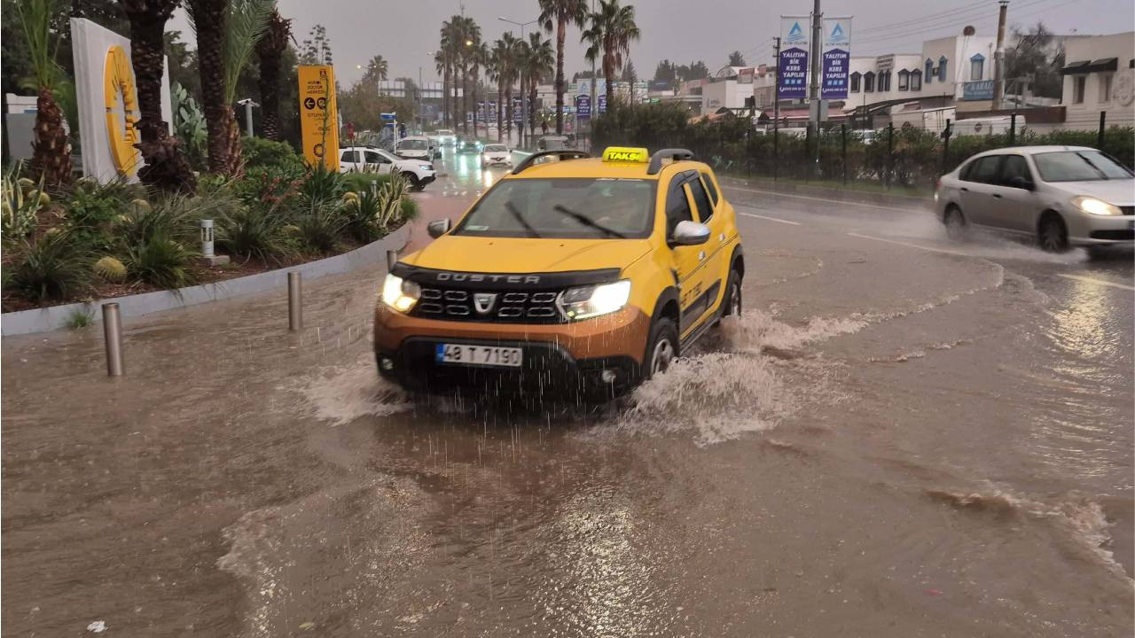 Bodrum'da sağanak: cadde ve sokaklar suyla doldu