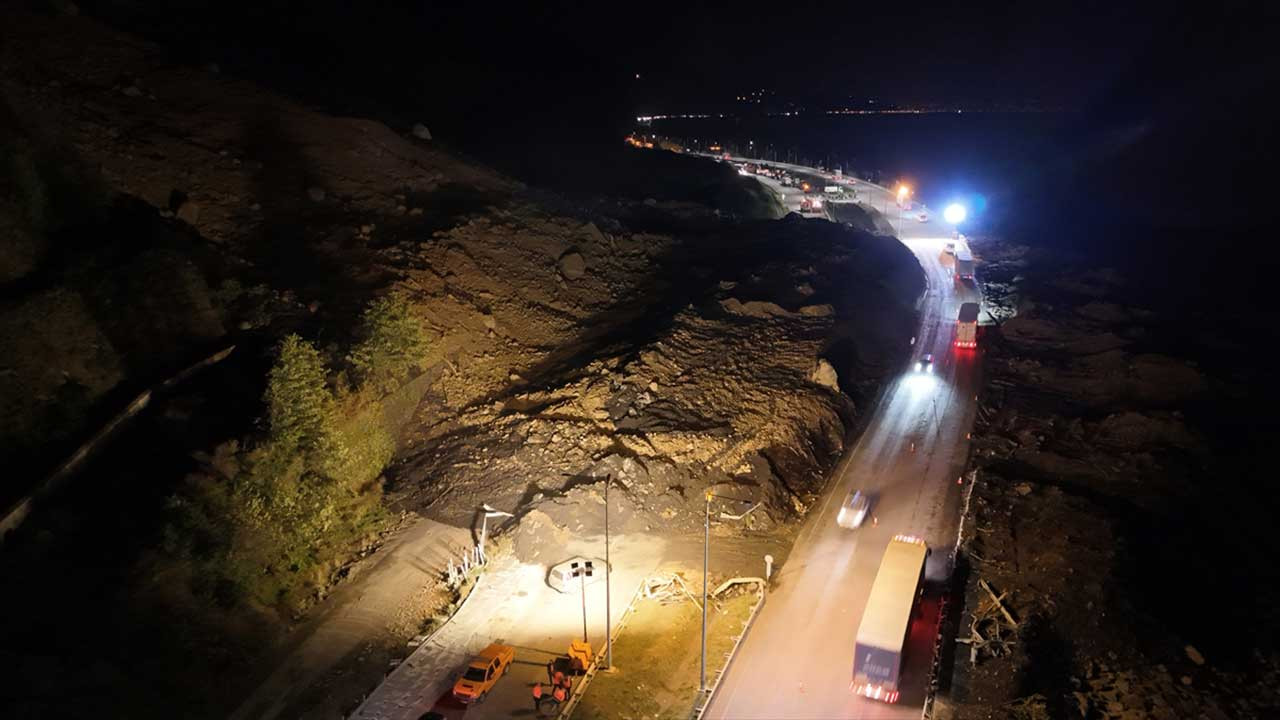 Artvin'de heyelan: Karadeniz Sahil Yolu tek şeritten ulaşıma açıldı, üç kişi aranıyor