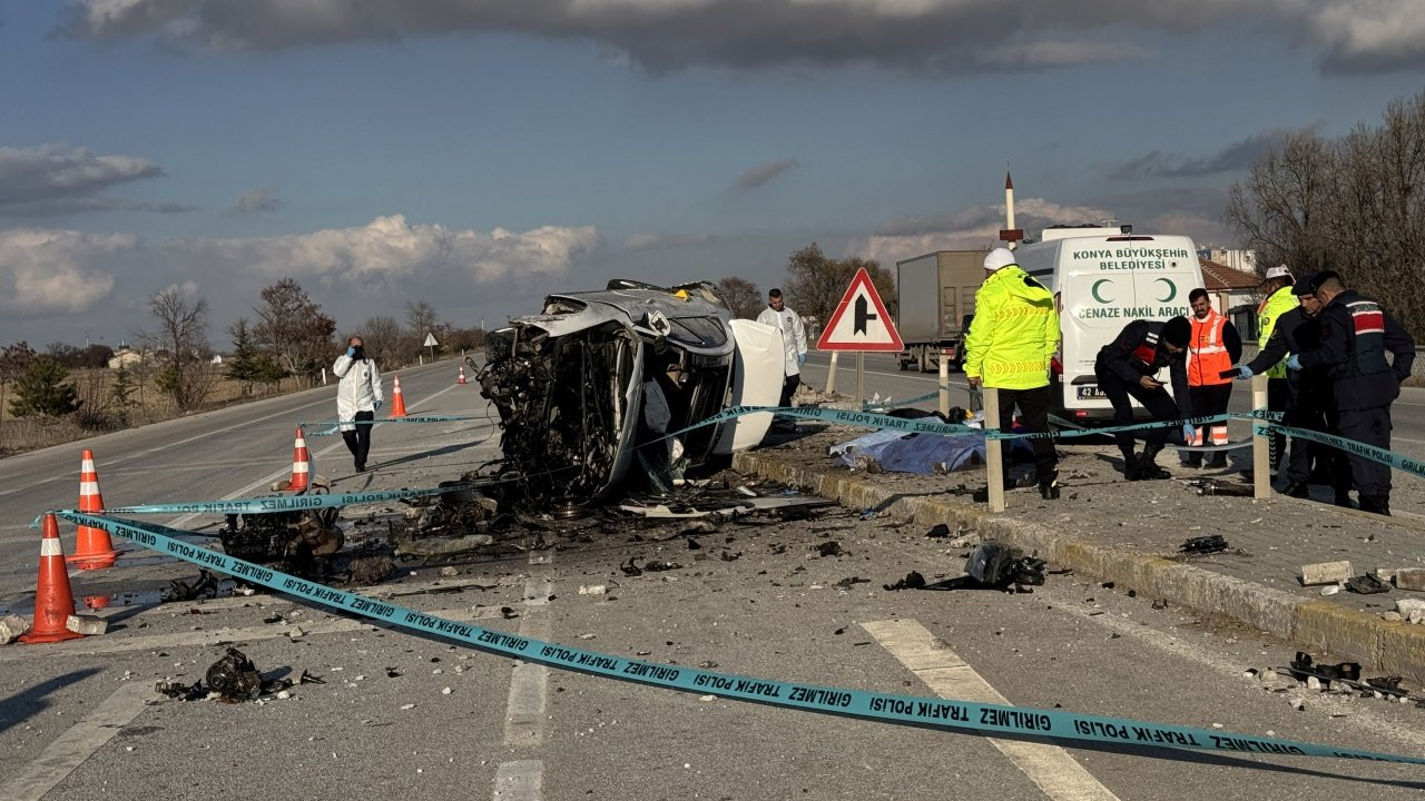 Konya'da refüje çarpan otomobil devrildi: Üç ölü