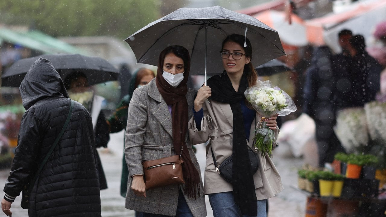 İran'da yürürlüğe girmesi beklenen 'başörtüsü yasa tasarısı' durduruldu