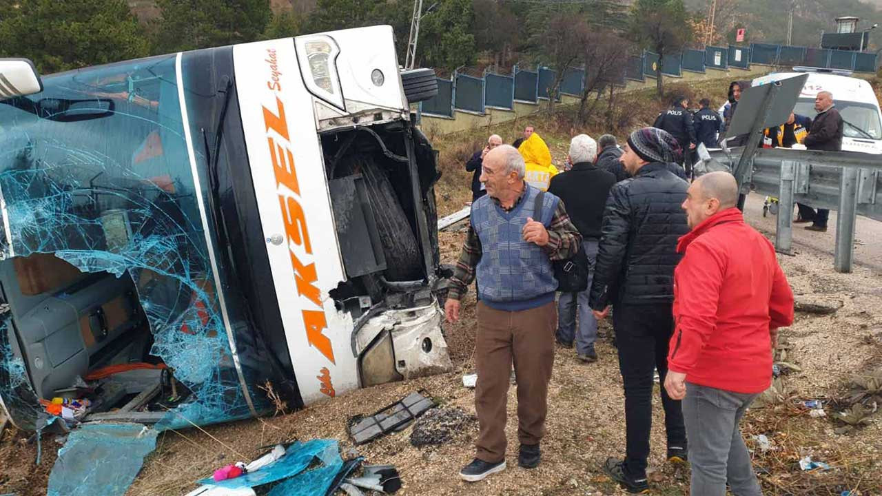 Isparta'da yolcu otobüsü devrildi: 1 ölü, 24 yaralı