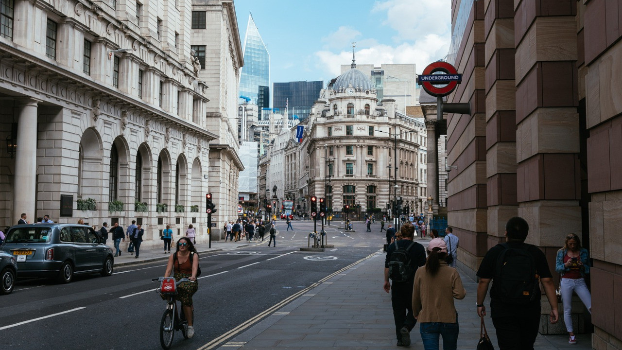 Londra'nın merkezinde bir kişi aracını yayaların üzerine sürdü: 4 yaralı