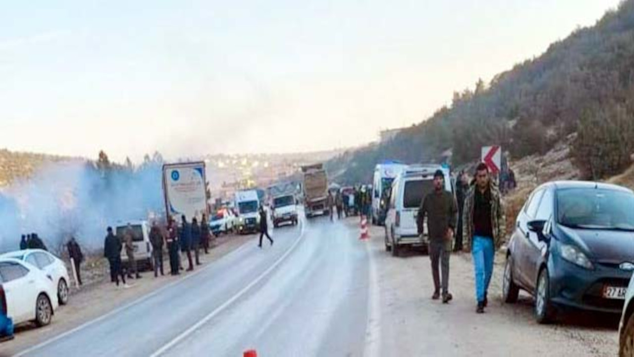 Antep'te TIR ile minibüs çarpıştı, iki kişi öldü