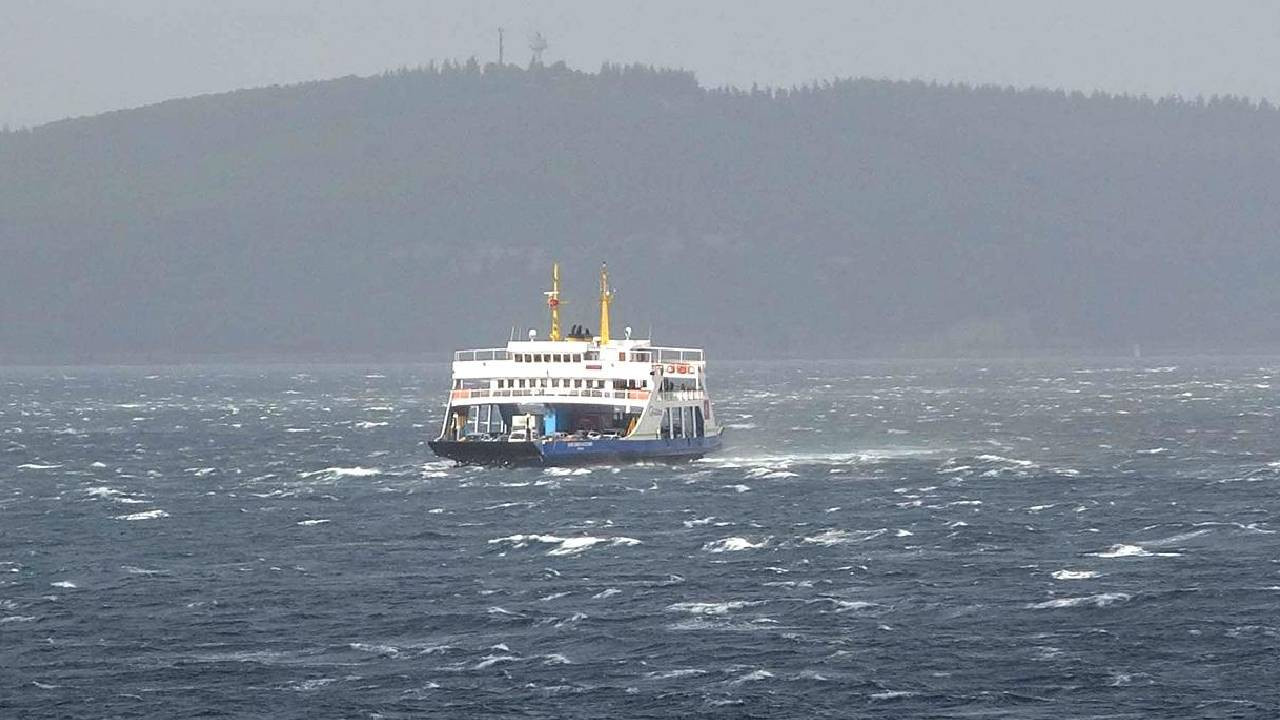 Çanakkale'de bazı feribot seferleri iptal edildi