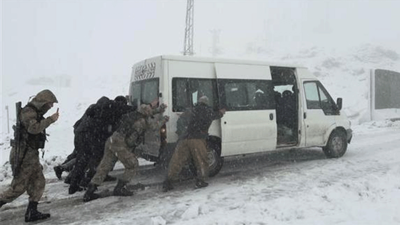 Van ve Hakkari'de yollar kapandı