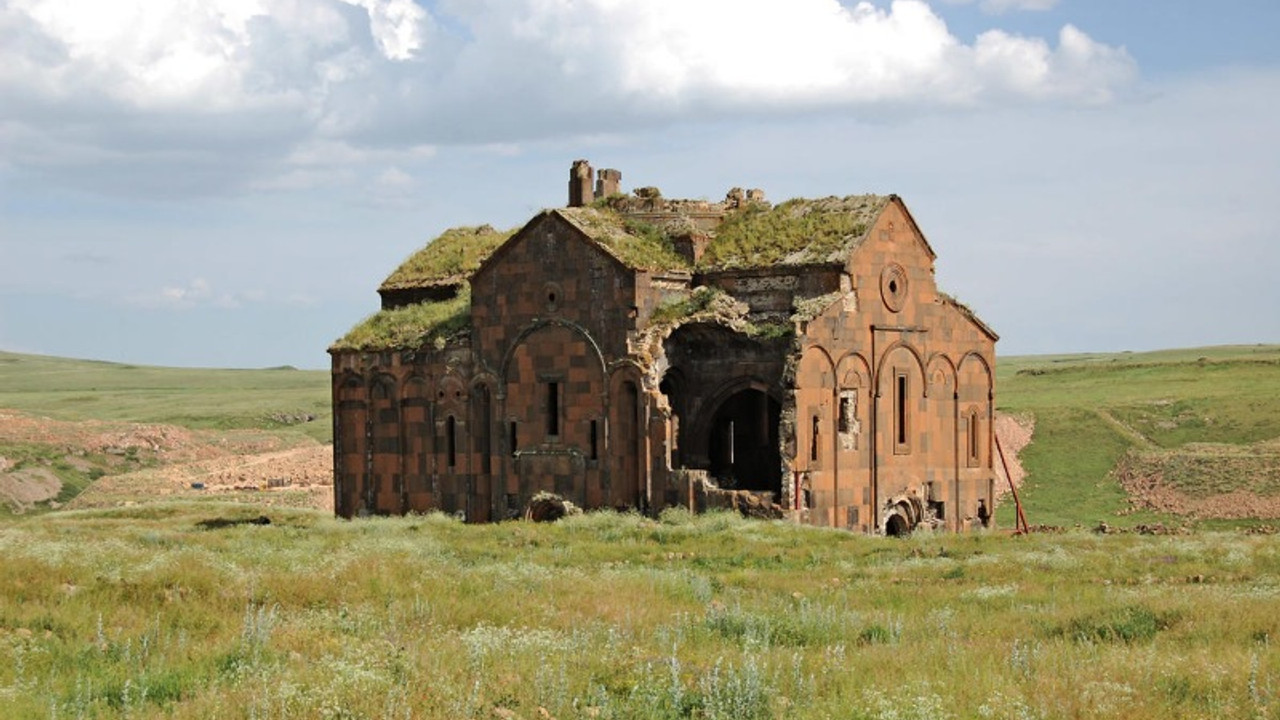 Taşın şiiri: Ani