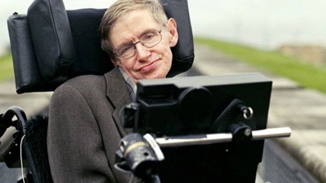 Stephen Hawking hayatını kaybetti