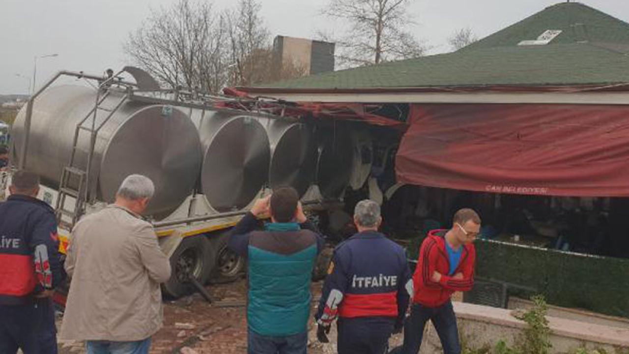 Süt yüklü tanker kafeye girdi: 1'i ağır, 8 yaralı