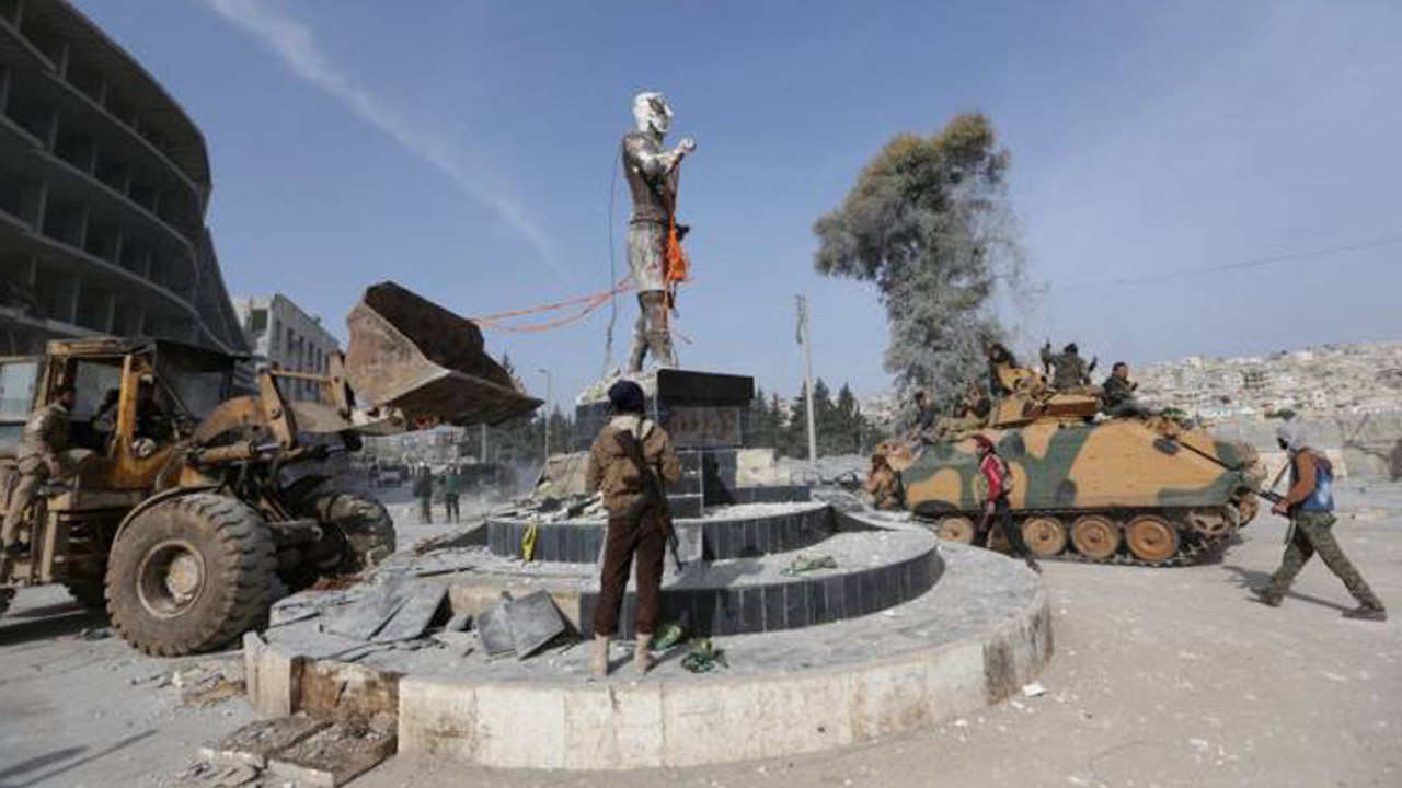 Afrin'de heykelleri kurşunlayıp yıktılar