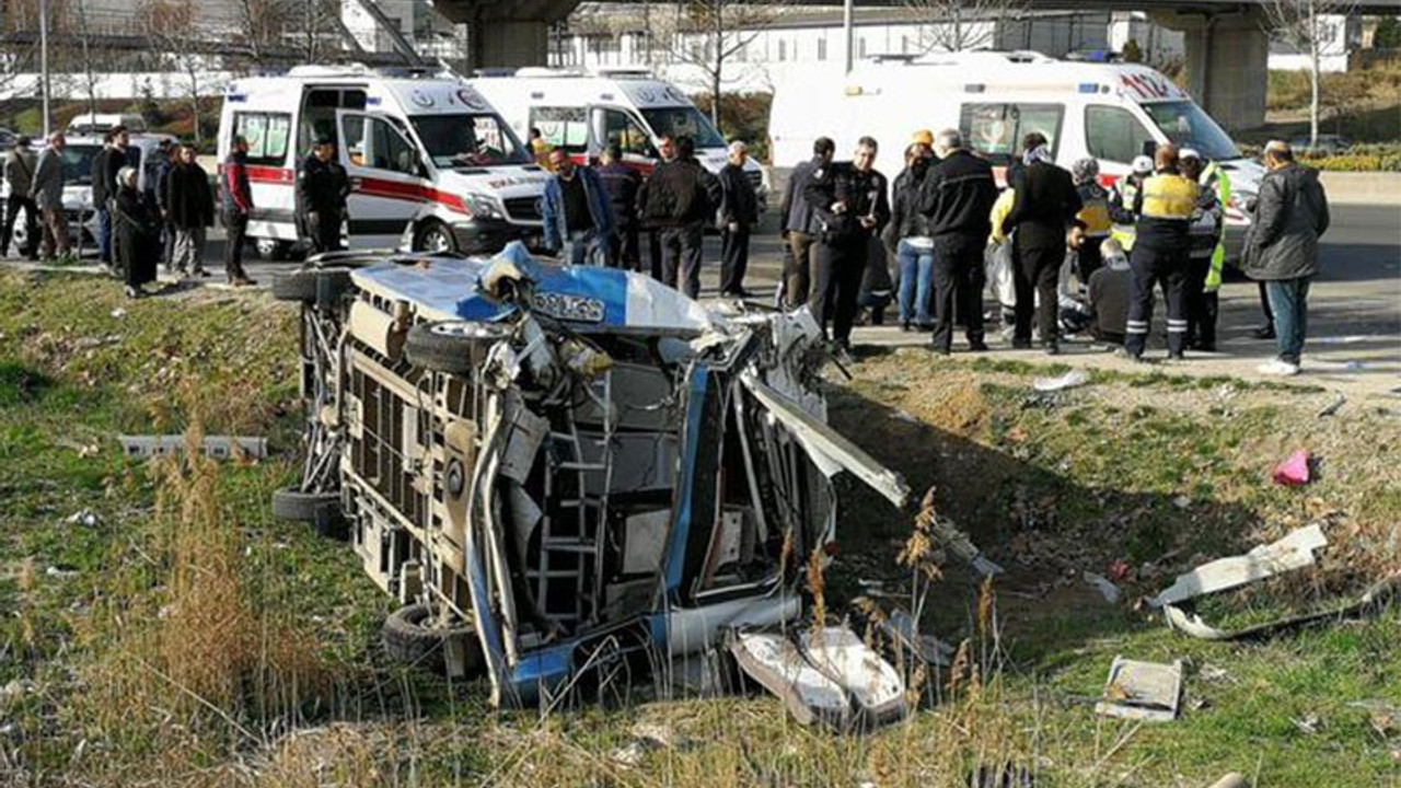 Minibüs kamyonla çarpıştı: 13 yaralı