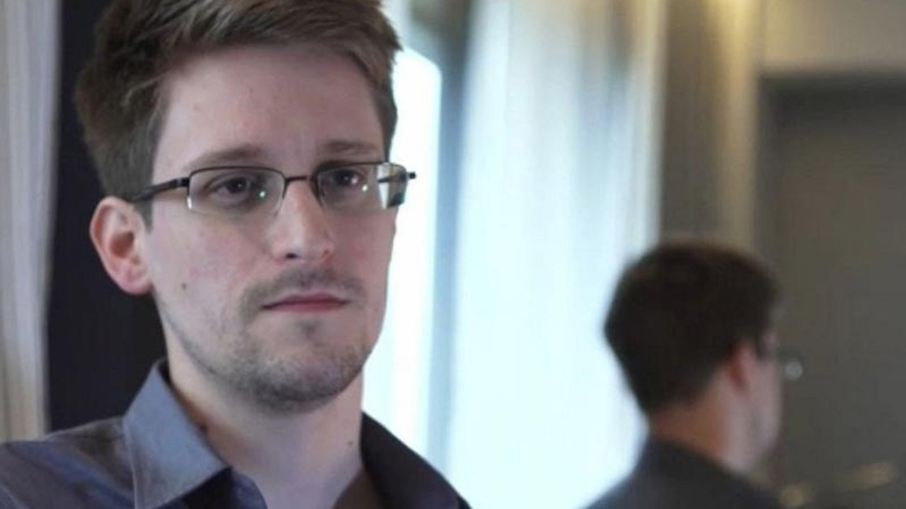 Snowden: Facebook istihbarat şirketi