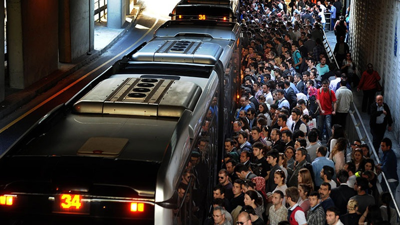 Fiziken en yakın duygusal olarak en uzak durduğumuz yer: Metrobüs