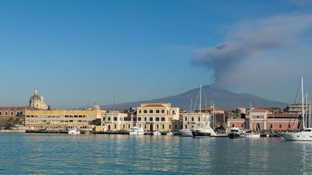 Etna Yanardağı denize doğru kayıyor