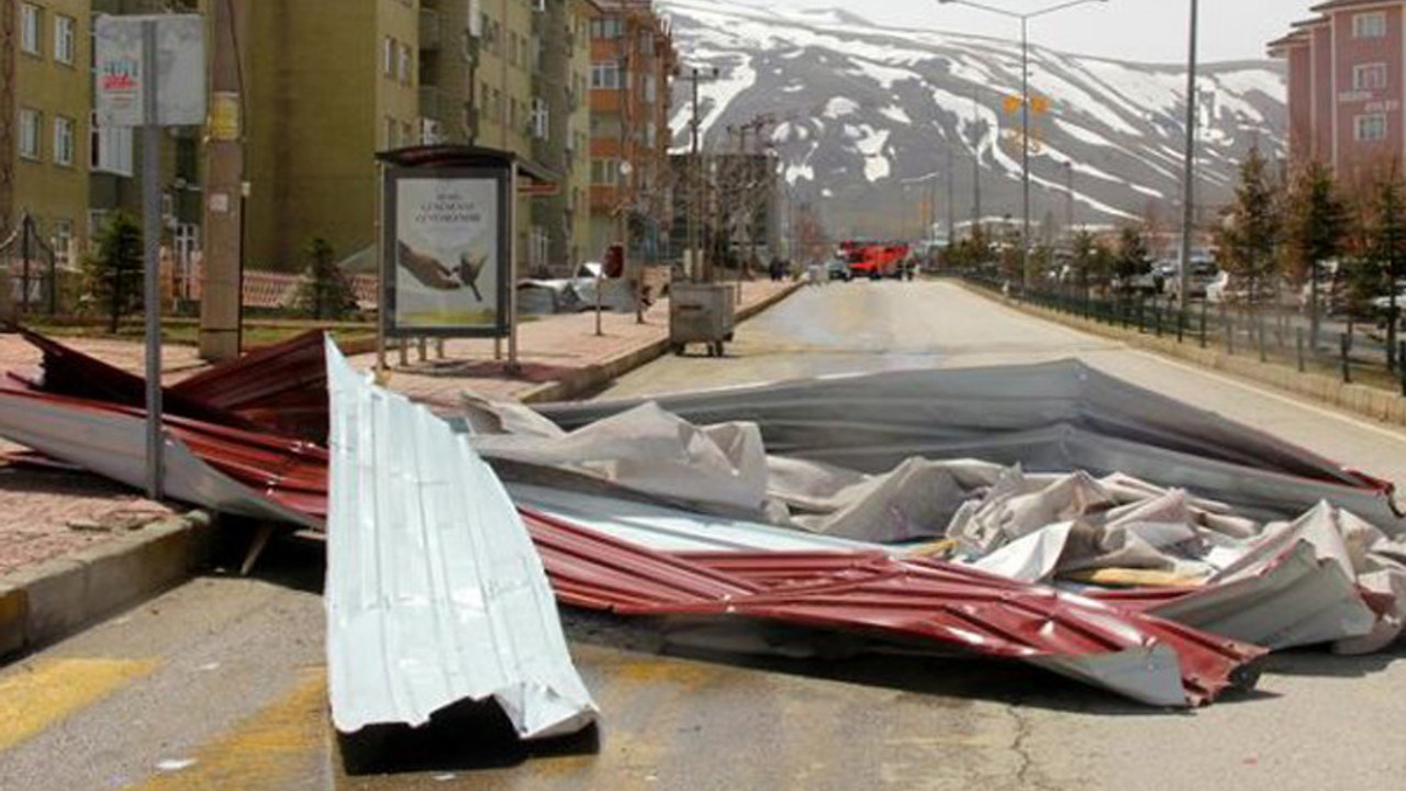 Fırtına çatıları uçurdu: 3 yaralı