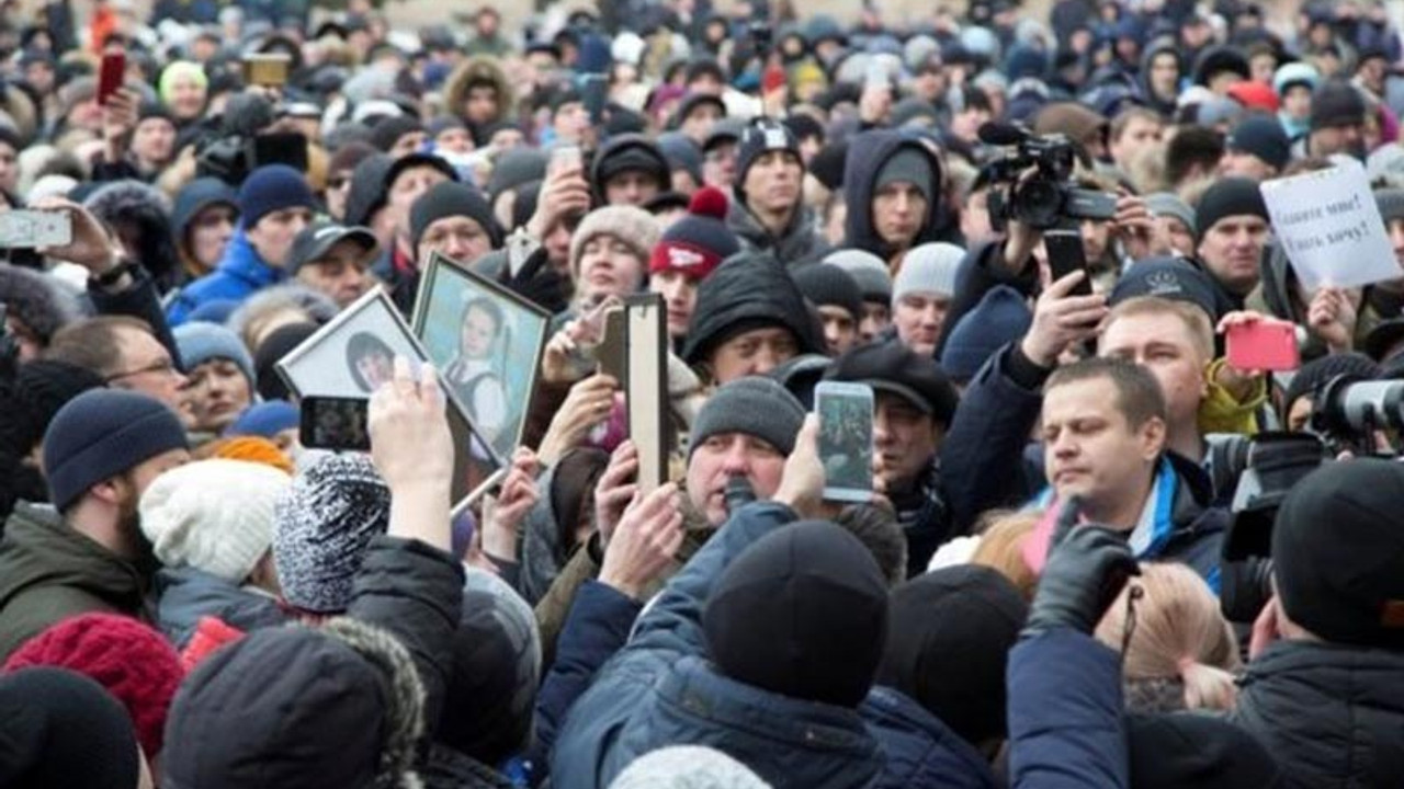 Rusya'da yüzlerce kişi AVM yangındaki ihmali protesto etti