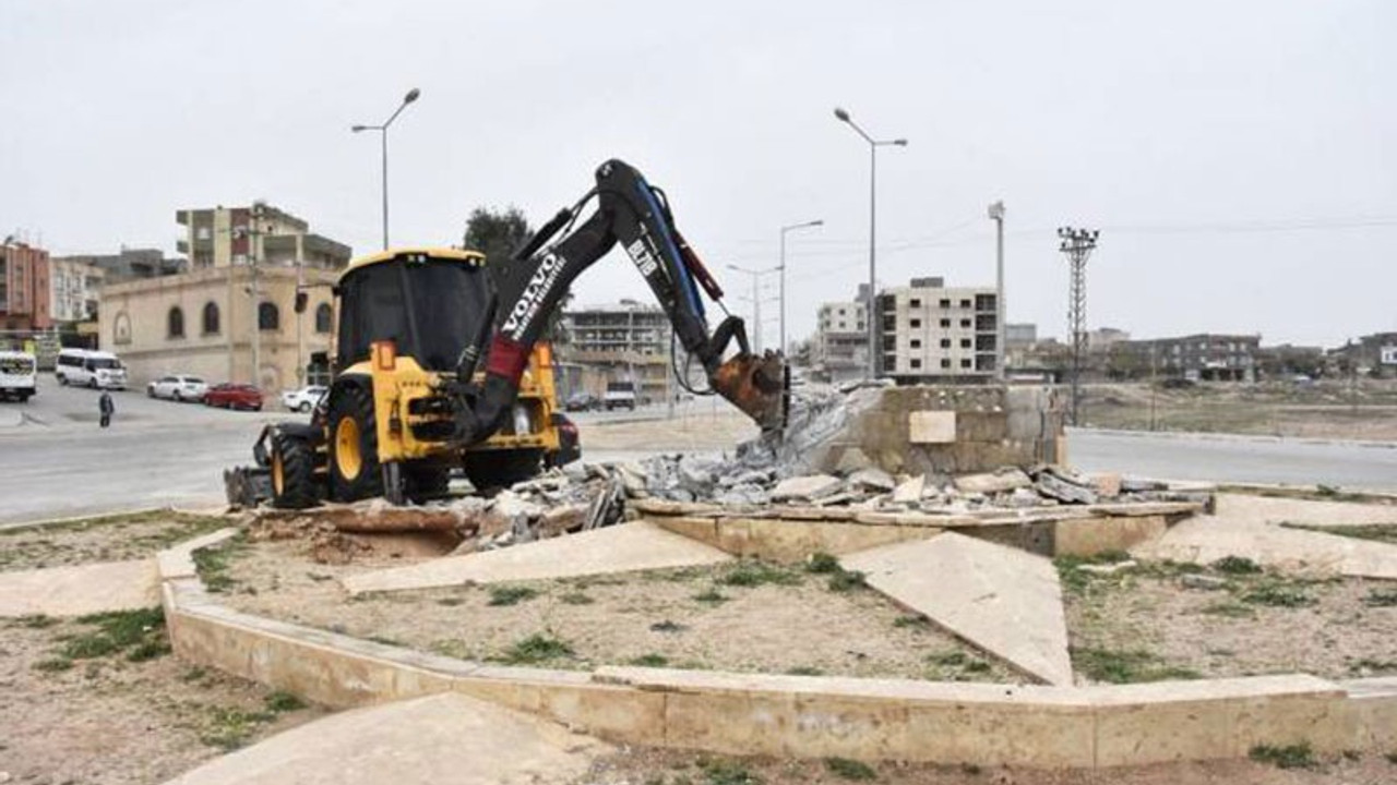 Kayyım Nusaybin'deki Newroz Anıtı’nı yıktı