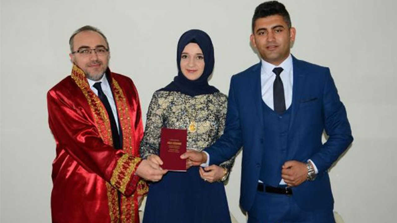 Müftü resmi nikah kıydı