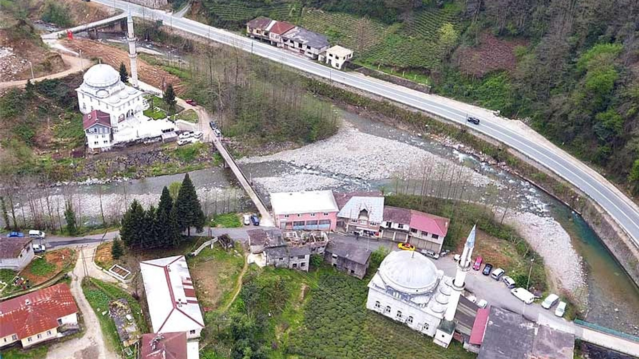 Derenin ayırdığı iki köyde 100 metre arayla iki cami