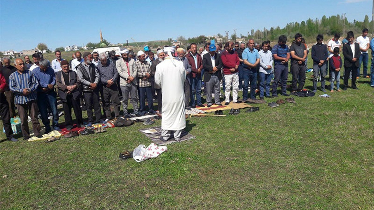 Bismilli çiftçiler yağmur duasına çıktı