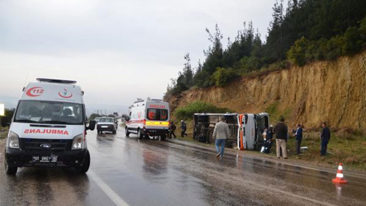 Servis midibüsü şarampole yuvarlandı: 15 öğrenci yaralı