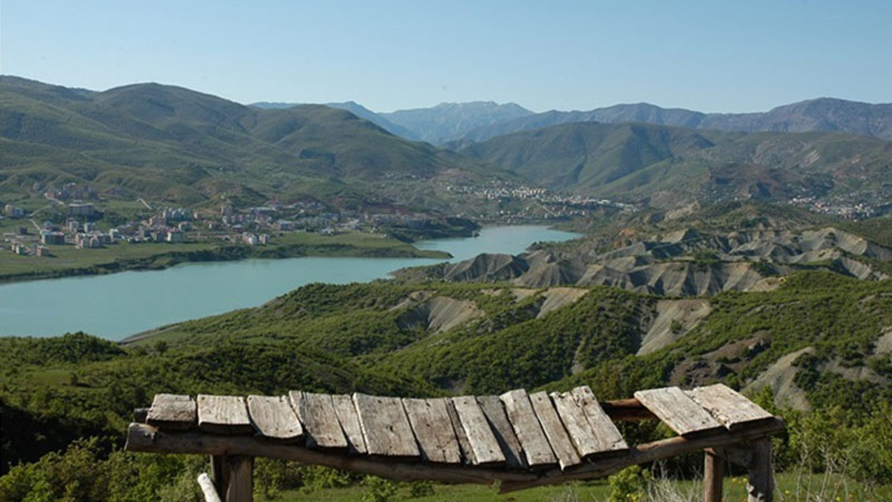 Dersim'de baraj gölüne akar yakıt deşarj edildi