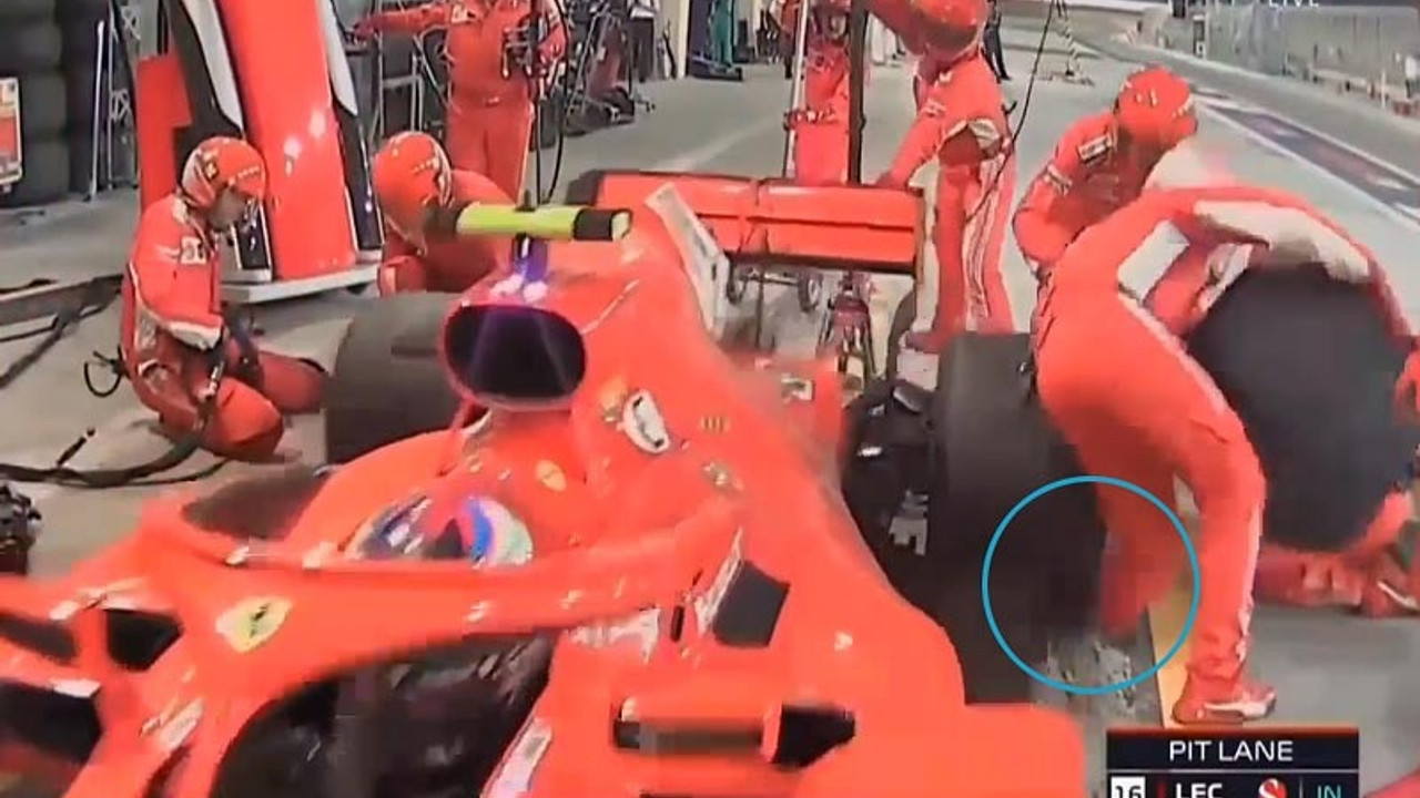 Raikkonen'in aracı mekanikerin bacağını kırdı