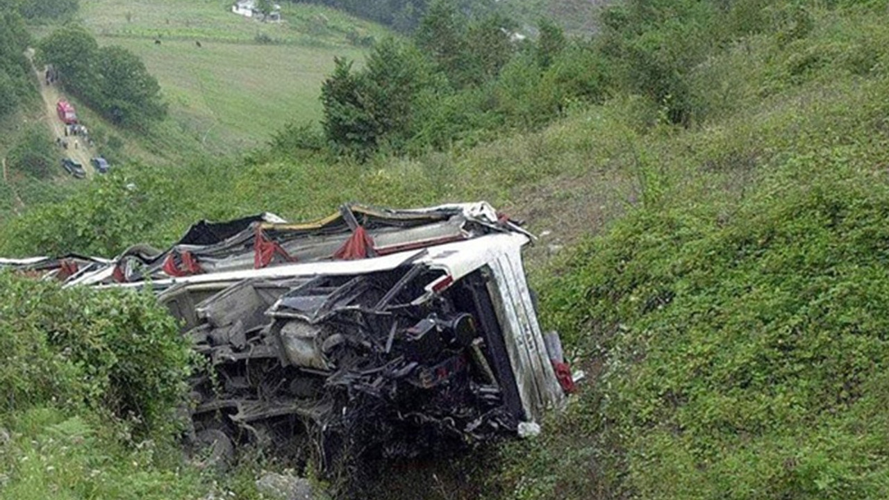 Öğrenci otobüsü uçuruma yuvarlandı: En az 27 ölü