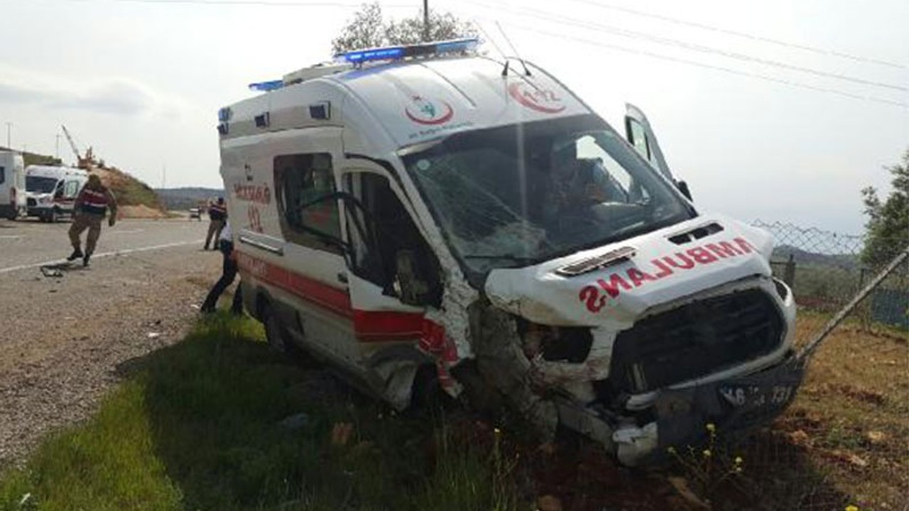 Ambulansla minibüs çarpıştı: 6 yaralı