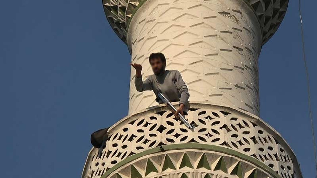 Pompalı tüfekle minareye çıktı, polisi alarma geçirdi