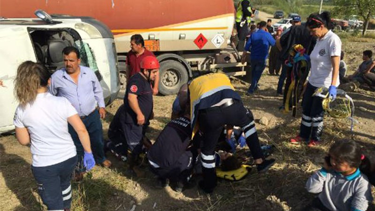 Tanker öğrenci servisine çarptı: Ağır yaralılar var