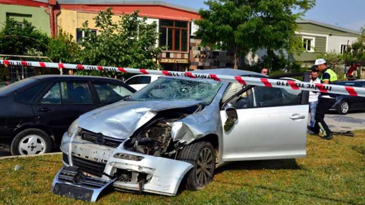 Aşırı hız yapan otomobil işçilere çarptı: 3 ölü