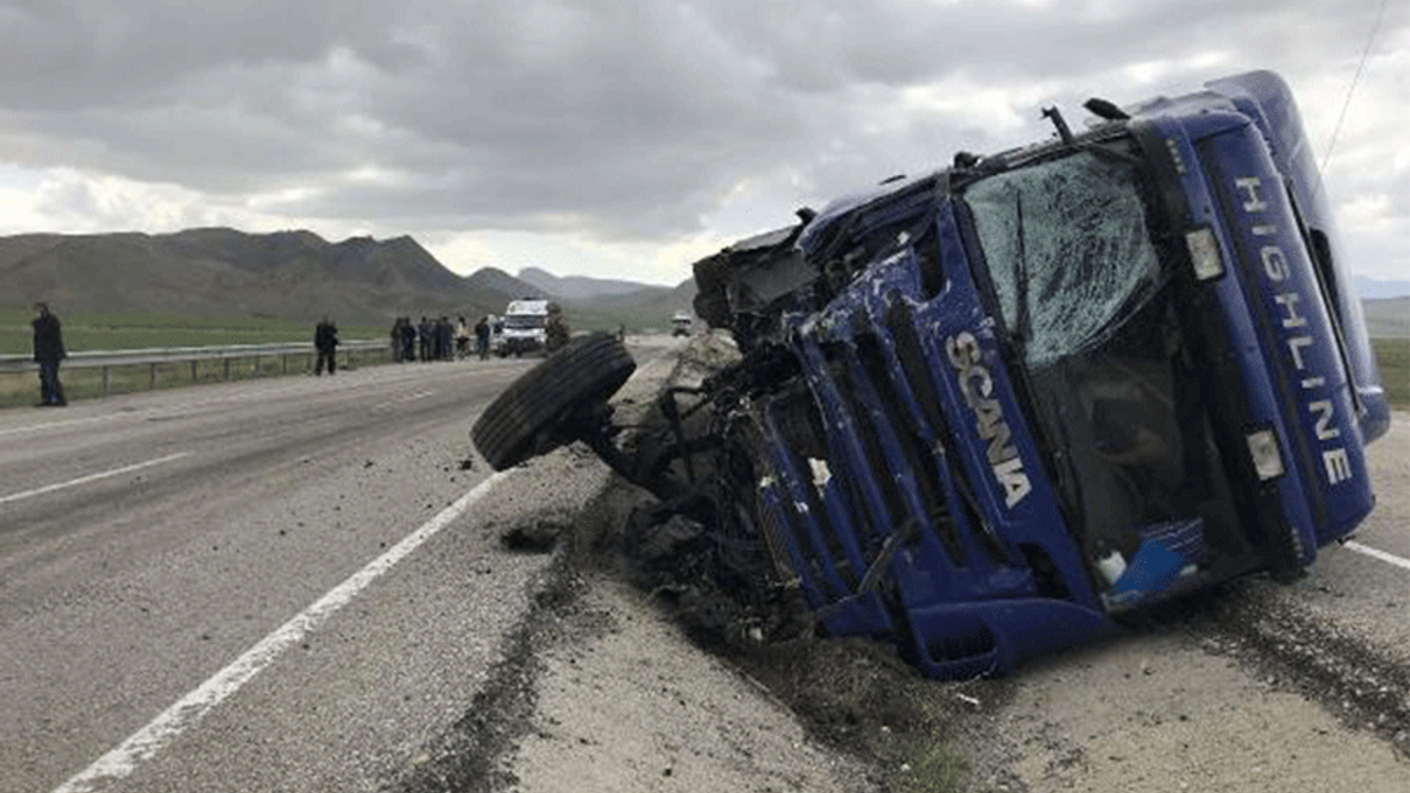 Kamyonetle TIR çarpıştı: 2 ölü, 1 yaralı