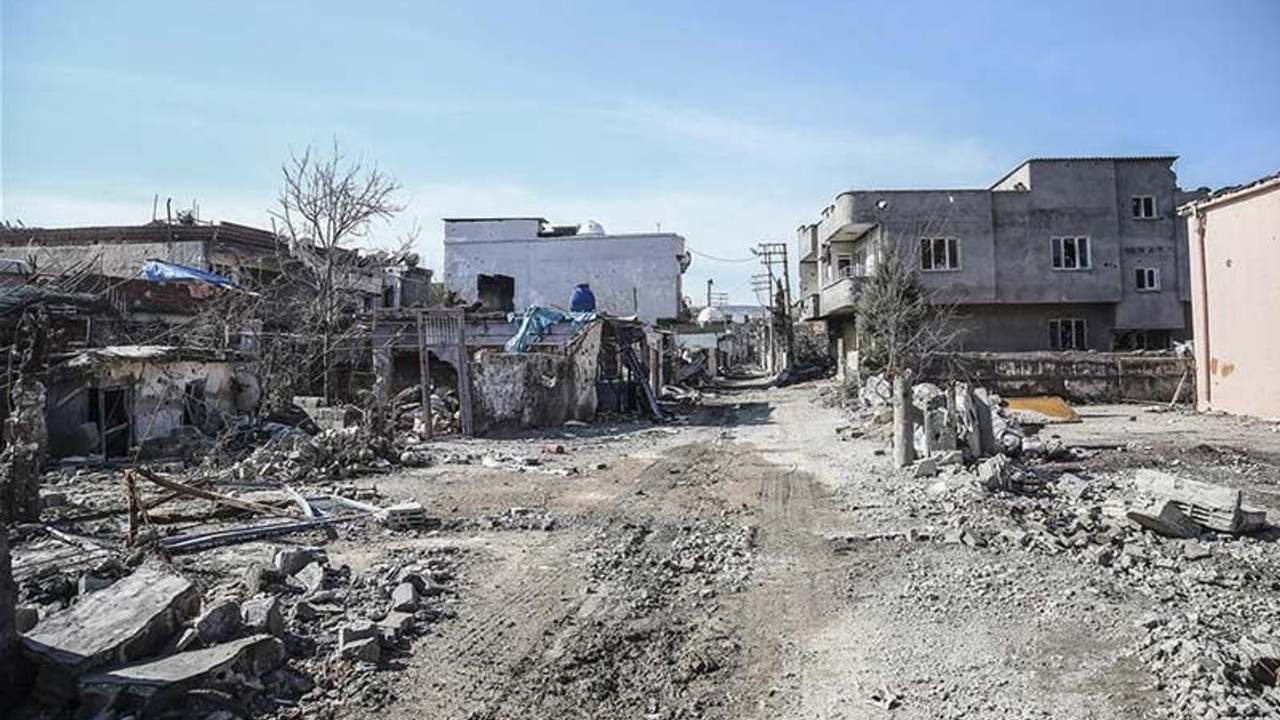 Cizre'de iki katlı ev çöktü: 2 ölü, 11 yaralı