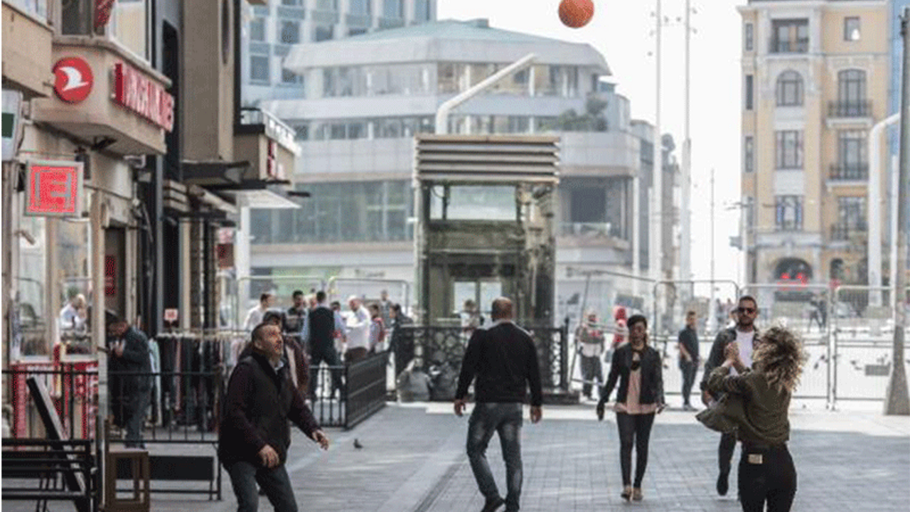 Taksim'de sokaklar boş kalınca esnaf voleybol oynadı