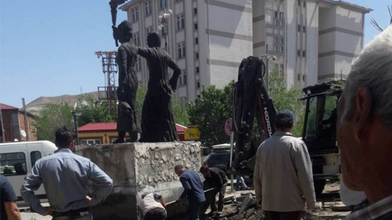 Kayyım Kürt ve Azeri kardeşliği anıtını yerinden söktü