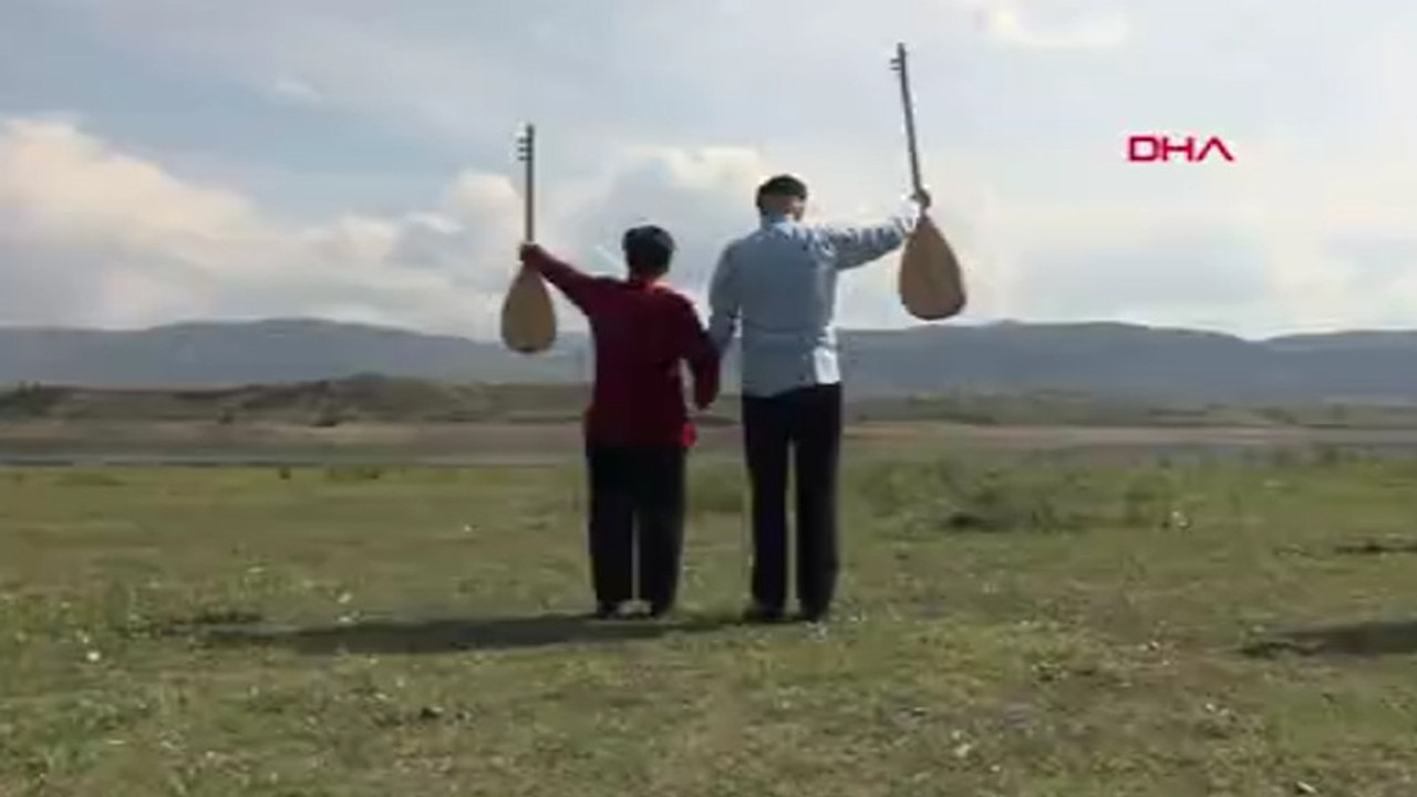 Aynı kaderi paylaştıkları Aşık Veysel'in izinden gidiyorlar