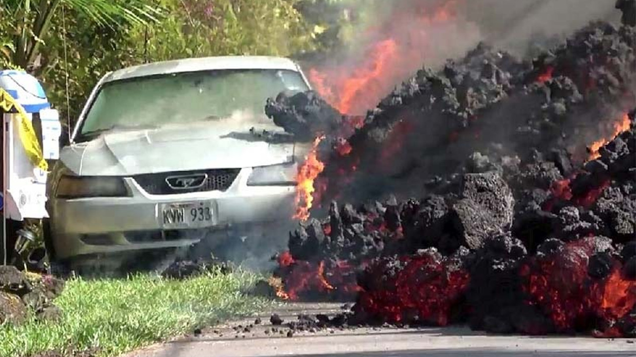 Kilauea Yanardağı'ndan akan lavlar aracı yuttu