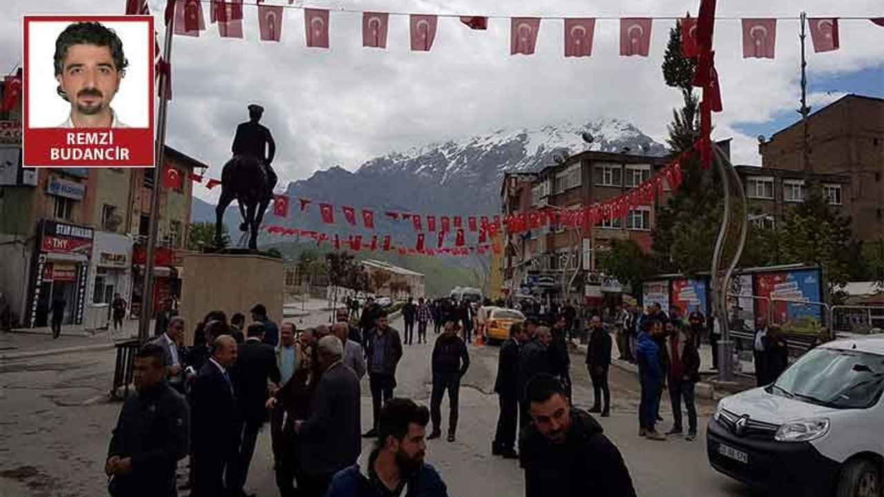 CHP Hakkari'de Erdoğan'a Türk bayrağıyla cevap verdi