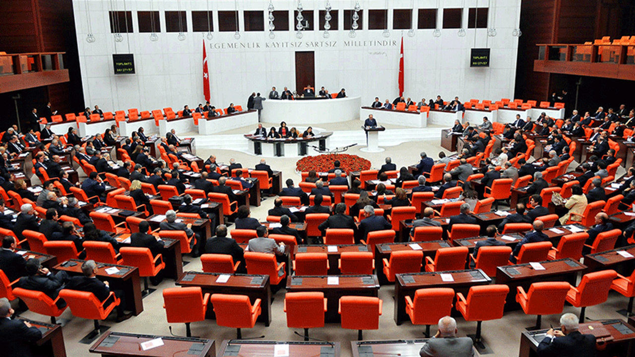 Bakanlar Kurulu'na KHK yetkisi yasallaştı